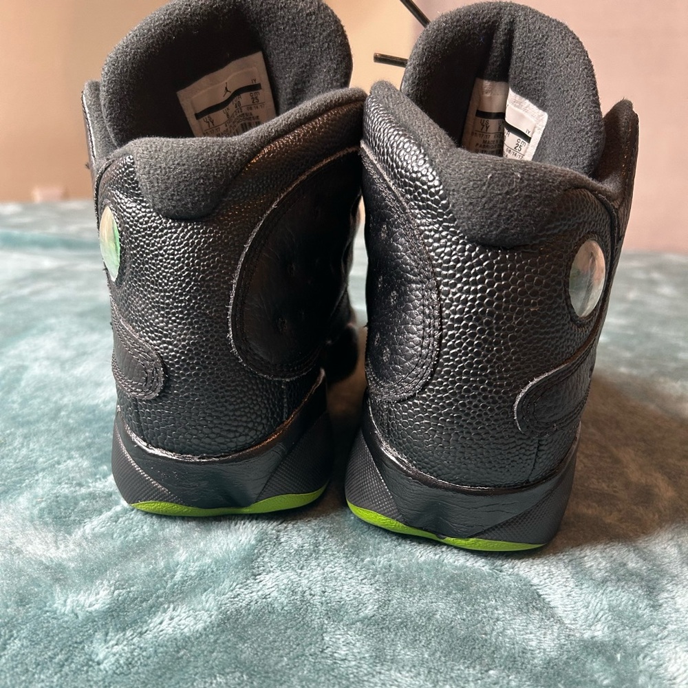 Jordan Black and Green Sneakers - Picture 6 of 7